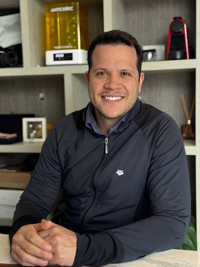 Dr. Lucas Datti dentista especialista em implantes e estética dental em São Paulo